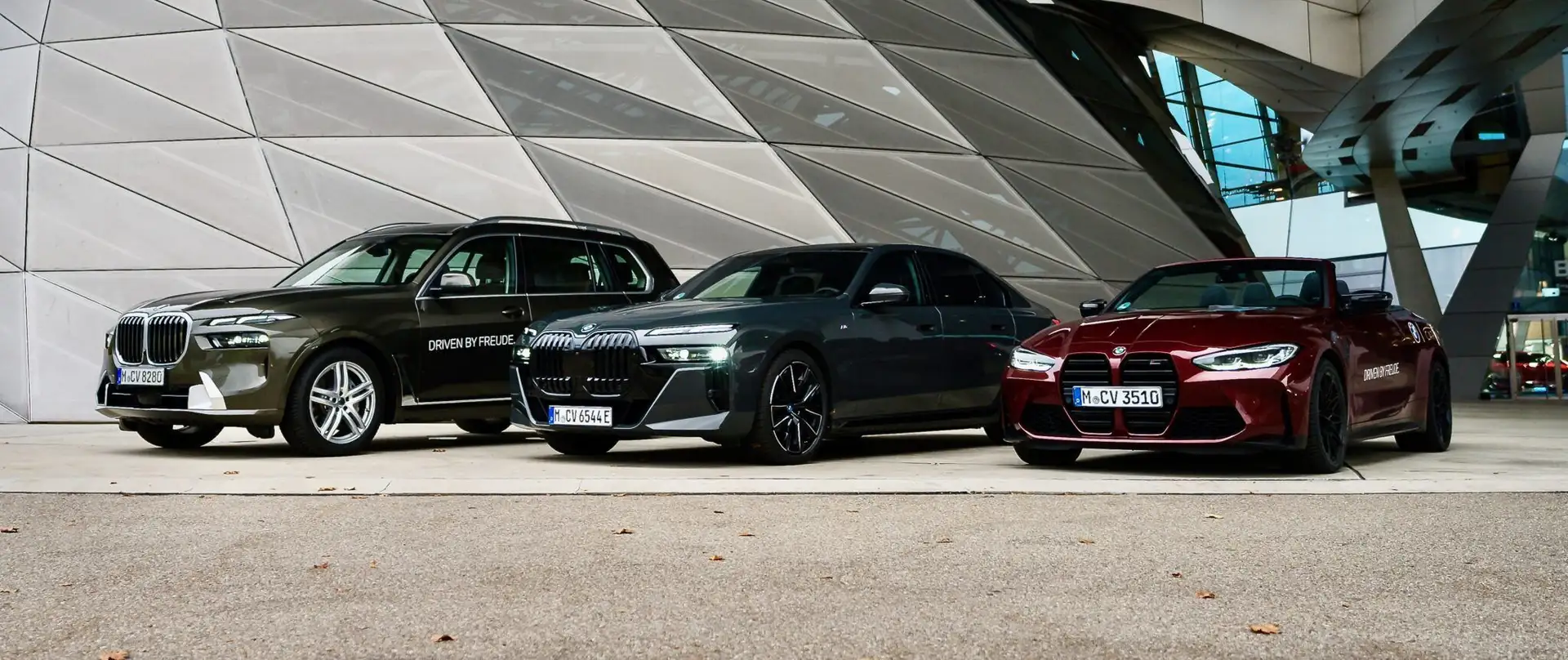 3 verschiedene BMW-Modelle fotografiert vor der dekonstruktivistischen BMW Welt.